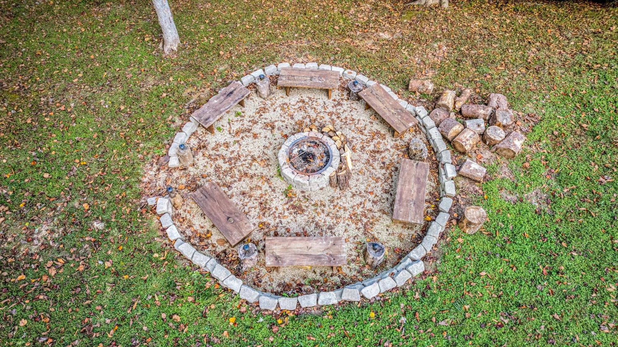 Relaxation Retreat - Pickleball Cabin - Wi-Fi, Fire Pit With Bar, Ev, Game Room, Hot Tub, Pool Access - Mins To Pf Sevierville Εξωτερικό φωτογραφία
