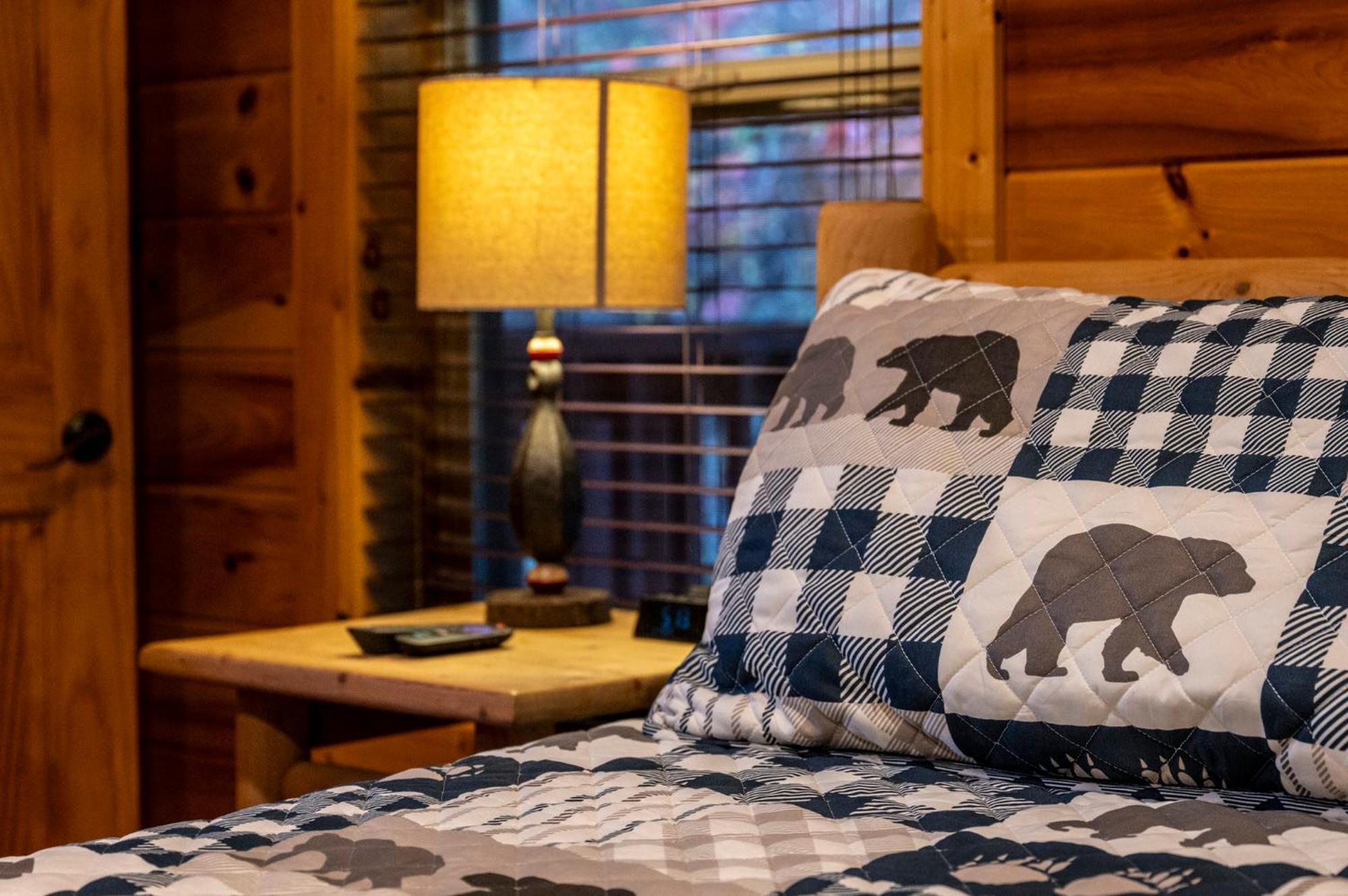 Relaxation Retreat - Pickleball Cabin - Wi-Fi, Fire Pit With Bar, Ev, Game Room, Hot Tub, Pool Access - Mins To Pf Sevierville Εξωτερικό φωτογραφία